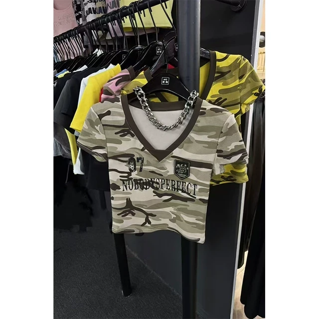 美式辣妹迷彩v领短袖T恤女2025夏季新款设计感修身印花短款上衣潮