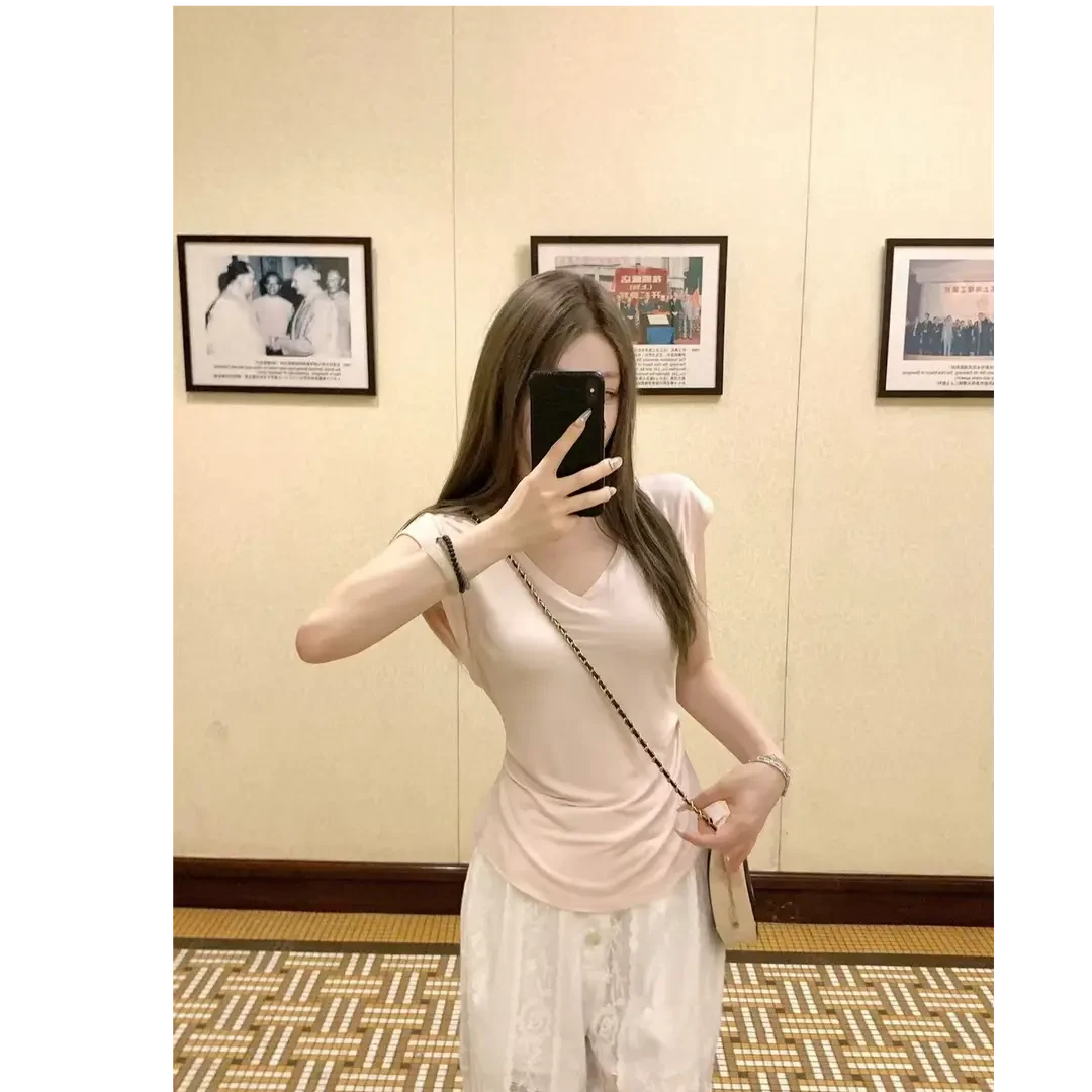 【赠运费险】2025夏季纯欲风V领修身收腰设计感简约纯色面膜T恤女