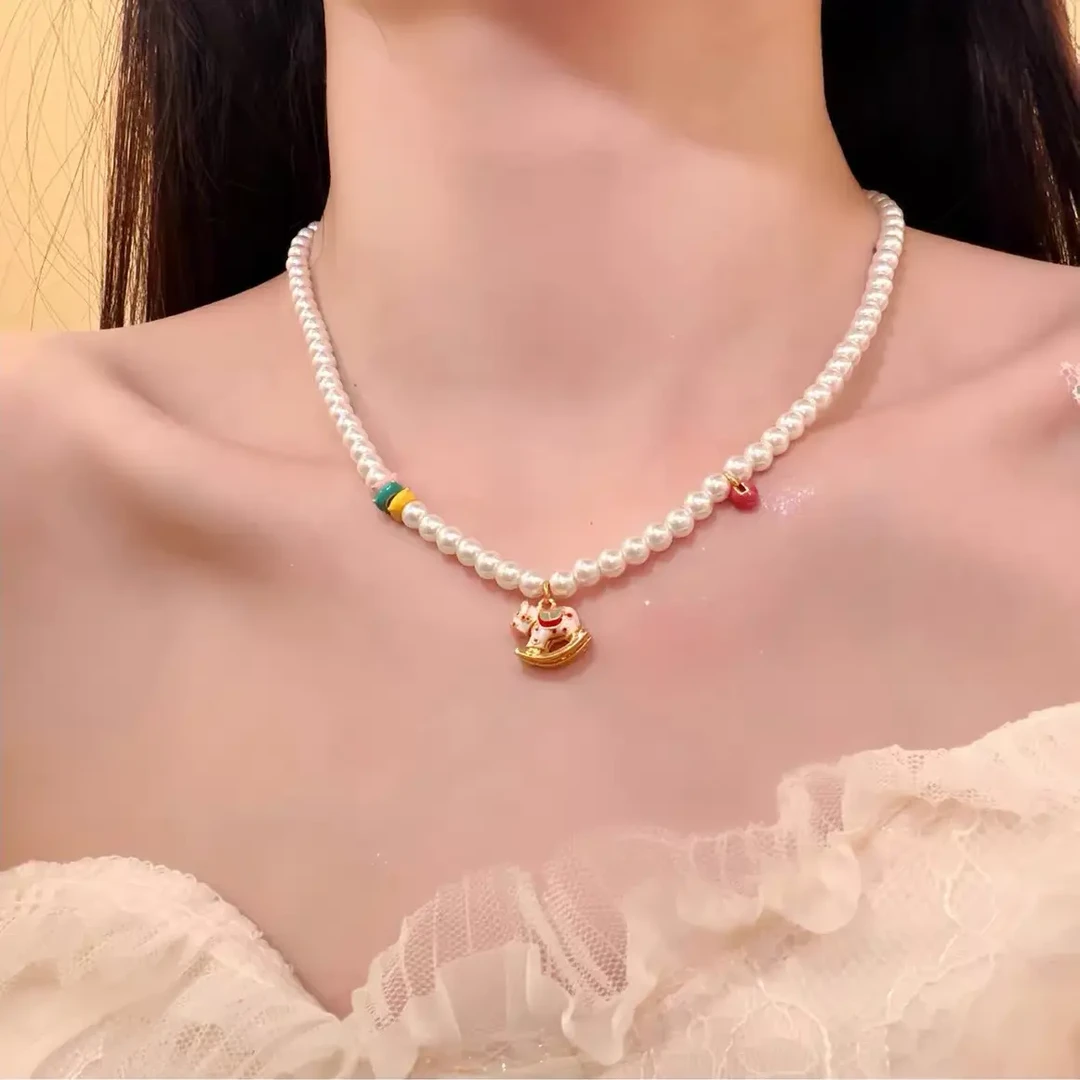 铜合金仿珍珠项链 时尚彩色木马珍珠串珠锁骨链女款复古轻奢