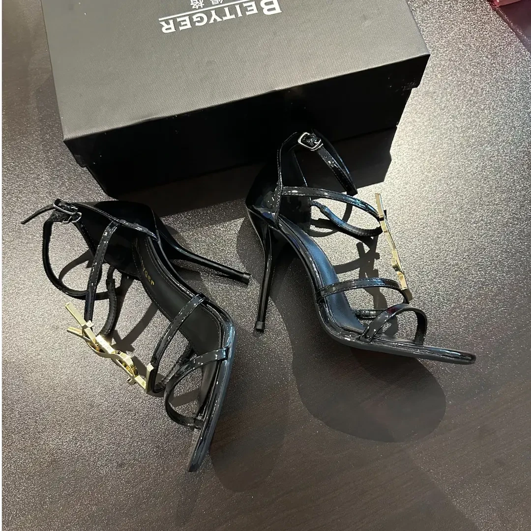 字母凉鞋女黑色漆皮2025新款夏季细跟气质一字扣带高跟鞋