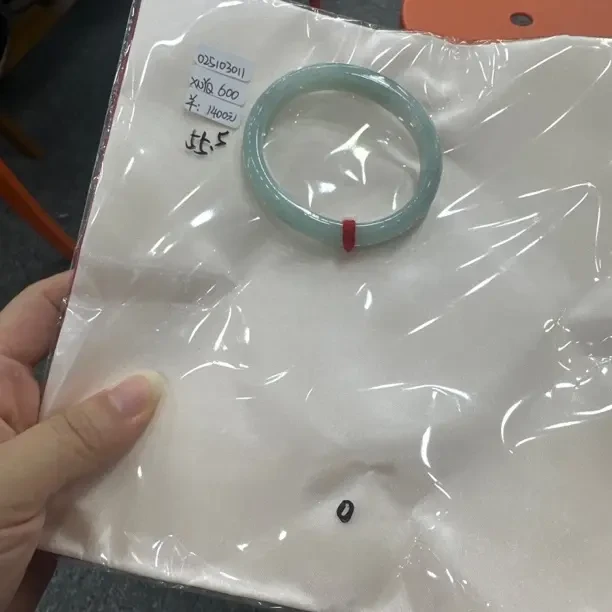 53翡翠手镯女款测量