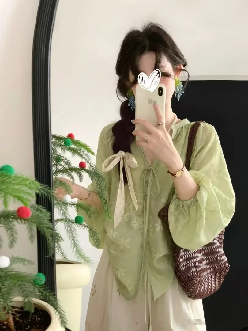 初秋新款重工绣花灯笼袖系带衬衫女V领系带休闲宽松显瘦长袖上衣