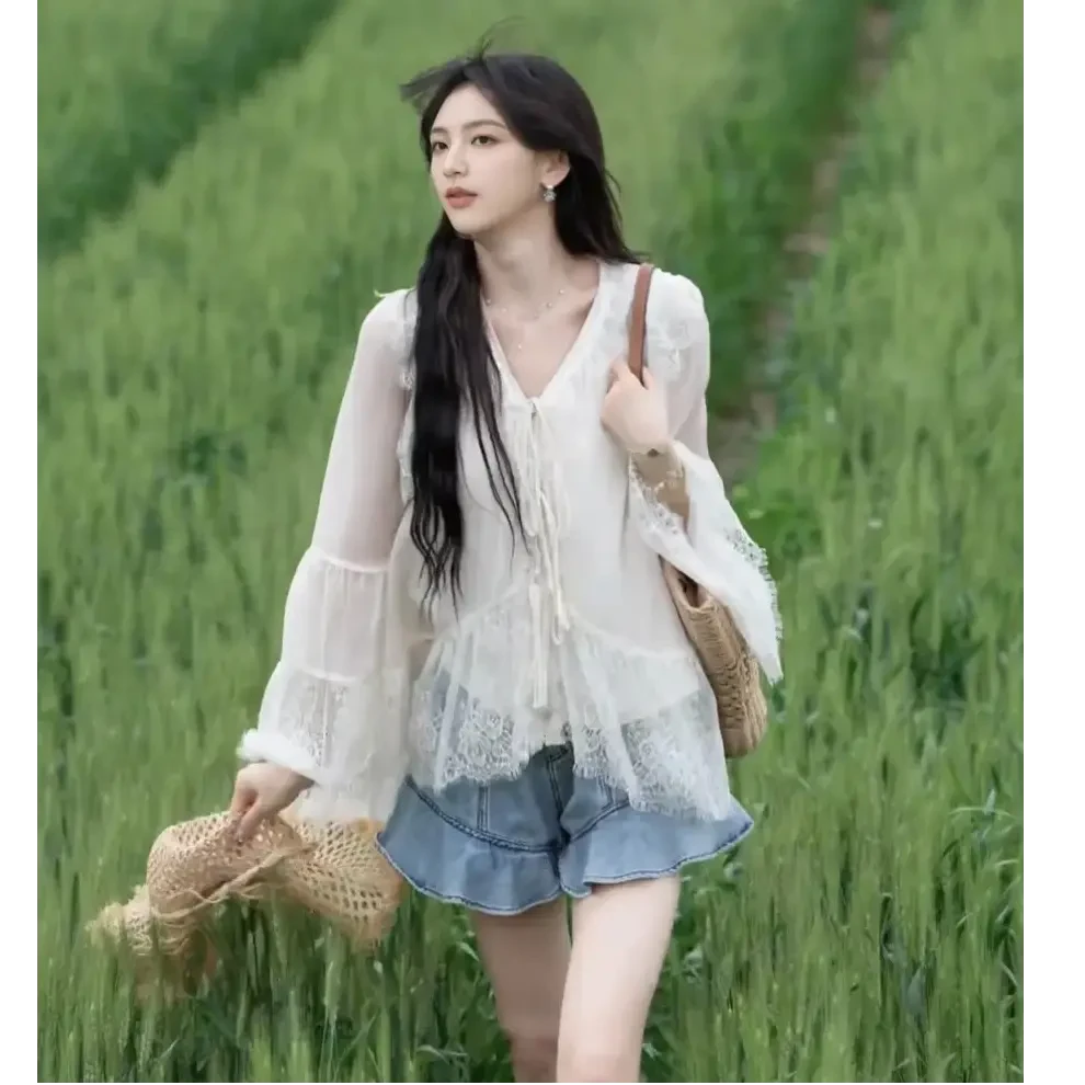 法式白色拼接V领上衣女2025夏新款荷叶边阔腿牛仔裙裤显瘦两件套