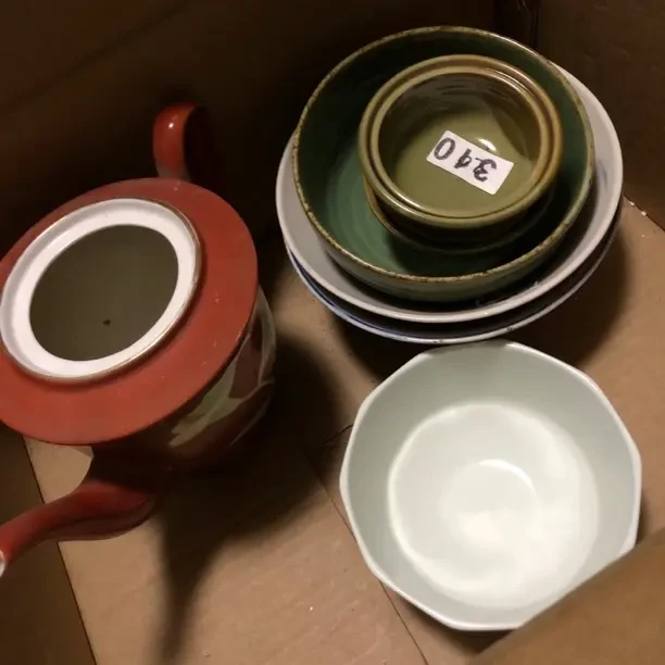 陶瓷米饭碗和壶完好
