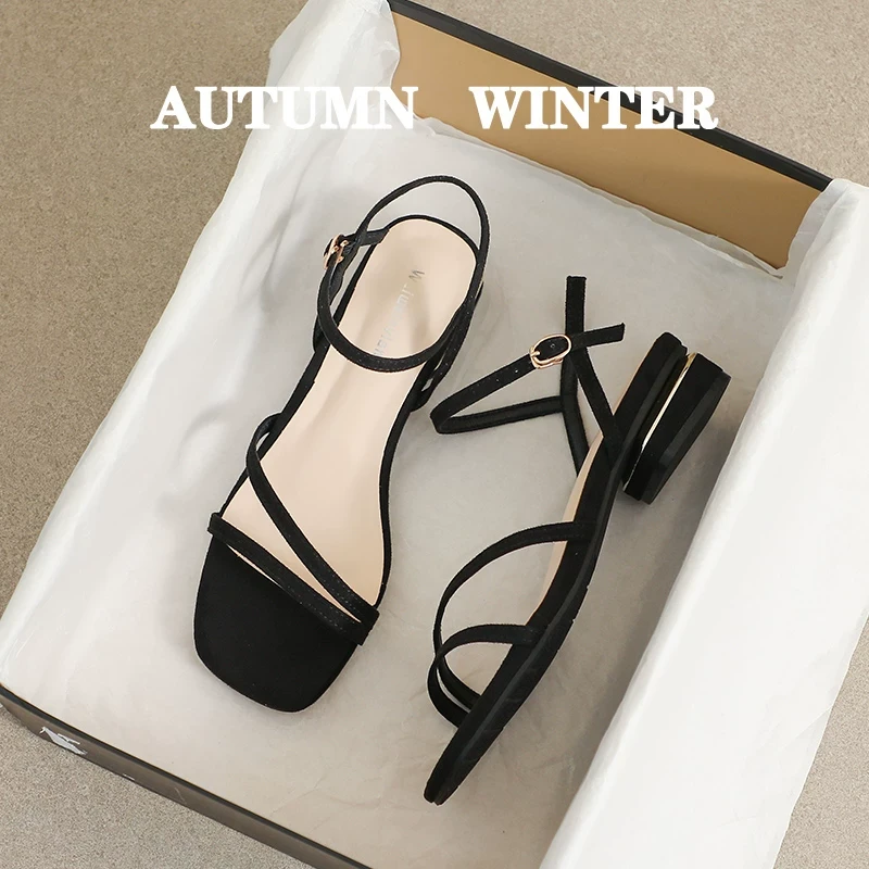 平底露趾罗马凉鞋女夏时尚百搭新款一字带低跟方头大码女鞋41一43