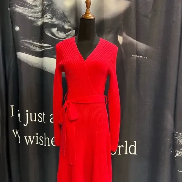 秋冬季新年红色V领针织连衣裙女系带收腰显瘦气质法式复古打底裙