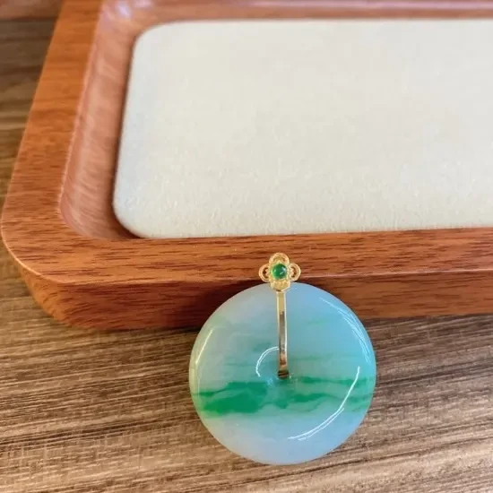 天然缅甸A货翡翠，冰润飘绿平安扣，裸石28.5*6.1