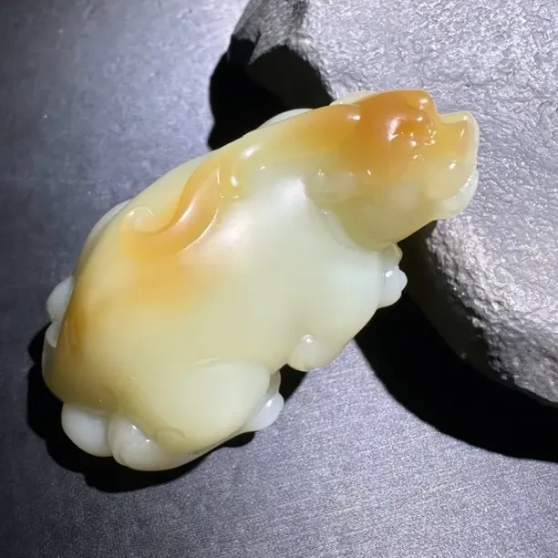 新疆和田玉金山矿糖黄白料貔貅手把件