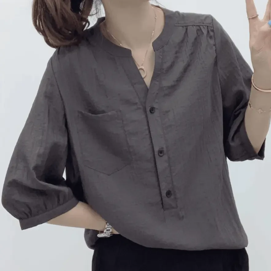 2025新款小V领三粒扣宽松简约休闲风显瘦中长款半袖衫上衣欧若风