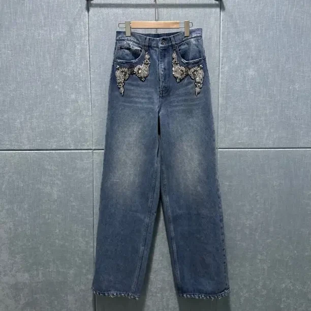 蓝色重工钉珠直筒显瘦牛仔裤