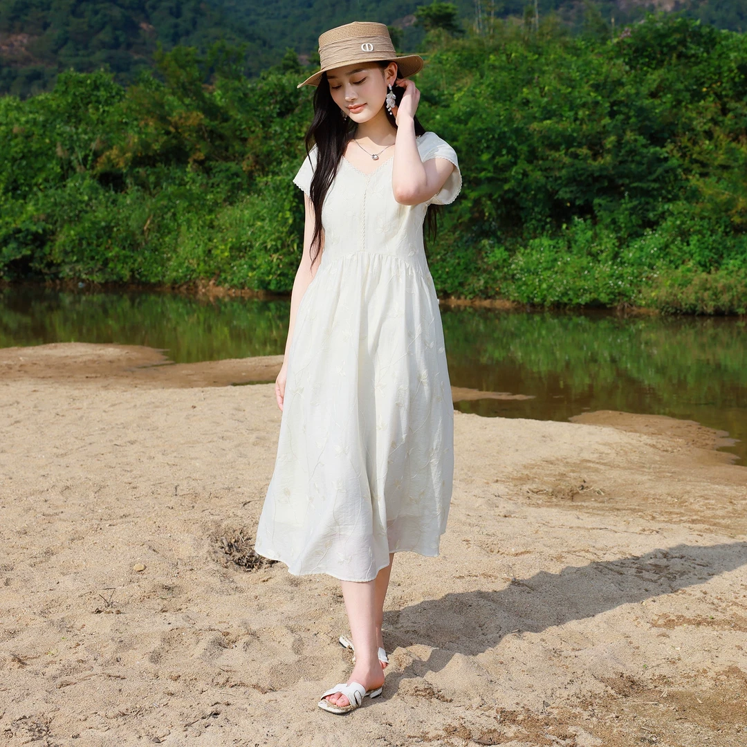 朵以2025夏季新款V领小蕾丝花边连衣裙长裙裙子40DX830117原399