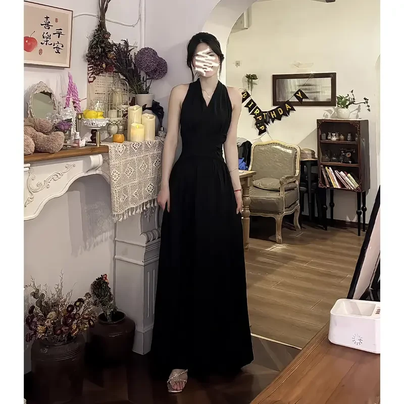 挂脖连衣裙女2025夏季新款法式气质设计感收腰显瘦中长款无袖裙子