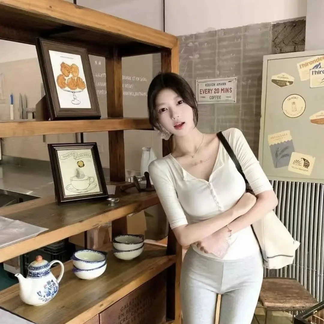 【运补6-8】纽扣辣妹V领纯欲修身收腰显瘦中袖T恤女上衣潮+白色圆领