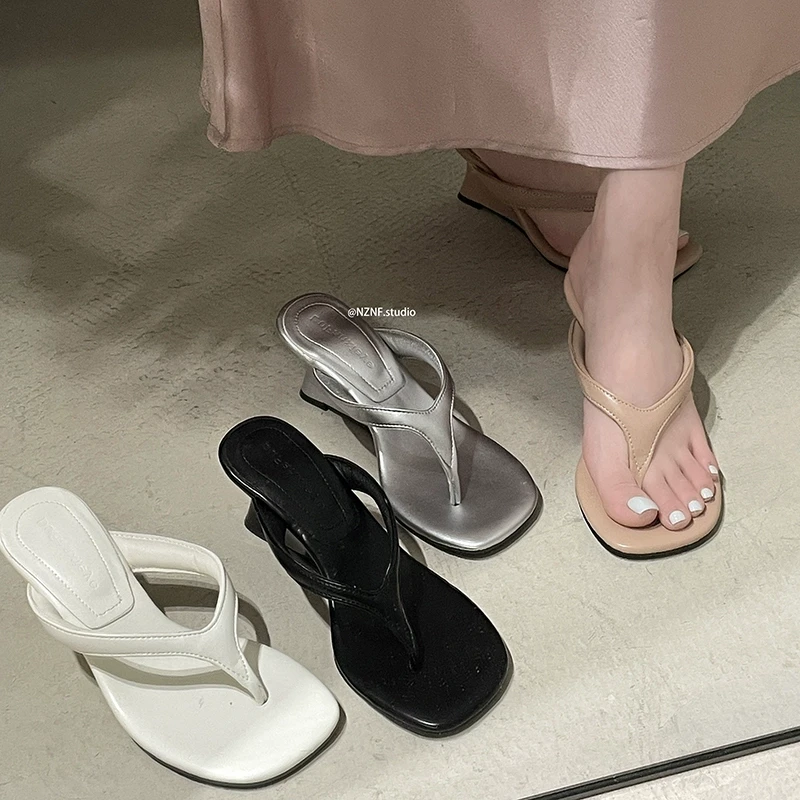 网红白色坡跟增高人字拖鞋女款夏外穿2025新款配裙子法式凉拖鞋子