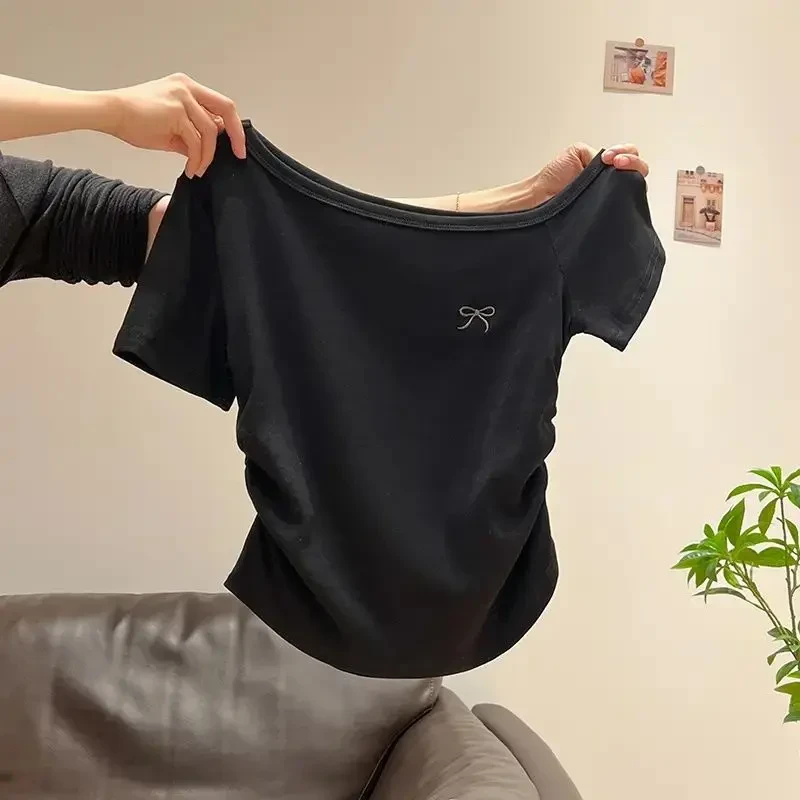 斜肩露锁骨收腰抽褶打底衫女夏季减龄纯欲风刺绣短袖T恤时尚上衣