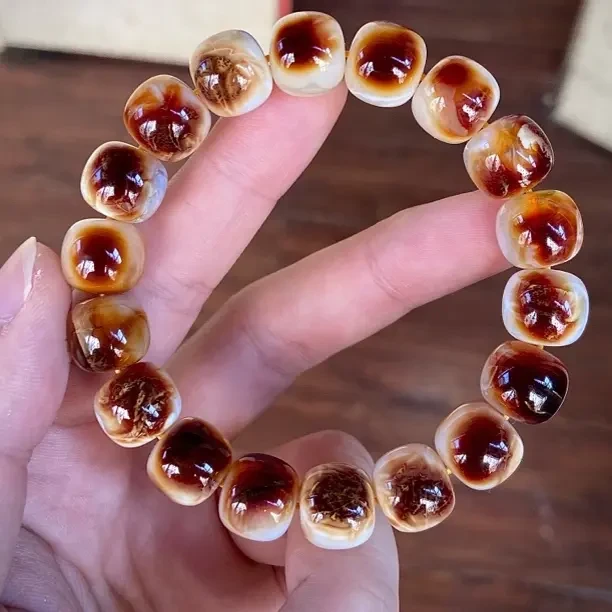 12.5mm尺寸同料紫红沁拉丝荧光溶洞手串