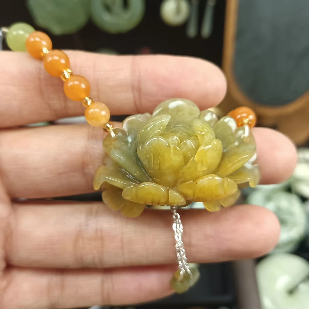 绝美颈饰岫玉牡丹花