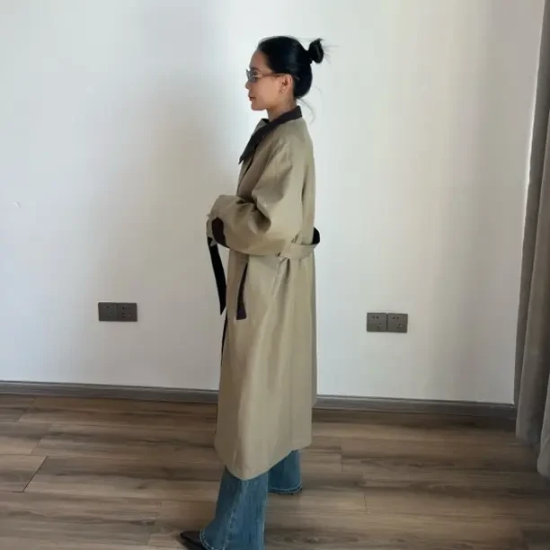 设计感翻领长款风衣外套适合通勤穿着