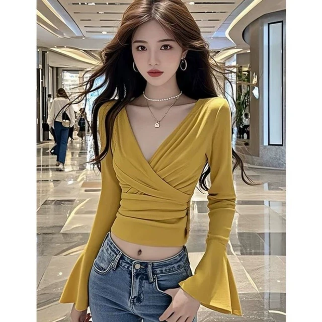 黄色V领交叉设计秋季短上衣纯欲显瘦喇叭袖性感小众独特打底衫女