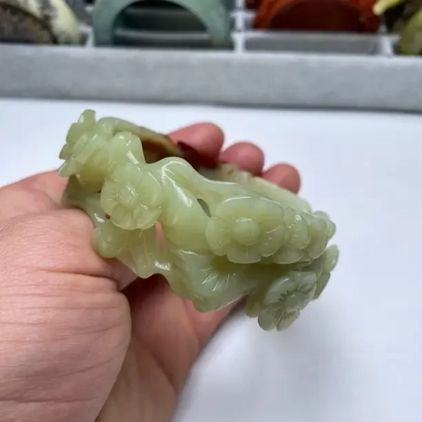 新款天然岫玉辽阳红雕刻手镯美女百搭