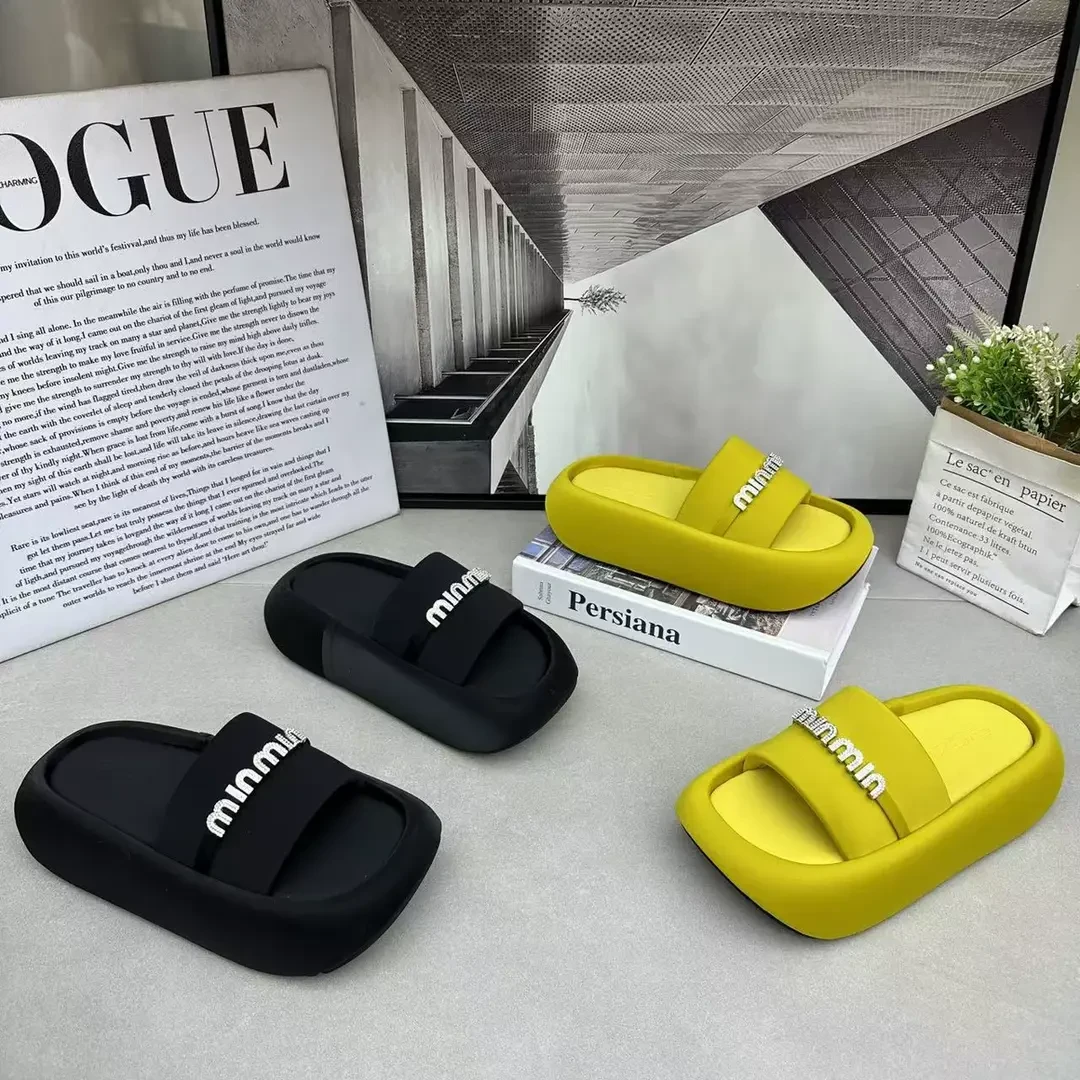 爆款夏季外穿拖鞋新款踩屎感厚底字母沙滩凉鞋高级感水钻一字拖鞋