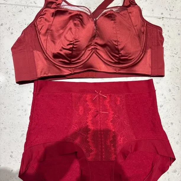 红色大胸显小薄款收副乳防下垂新娘文胸