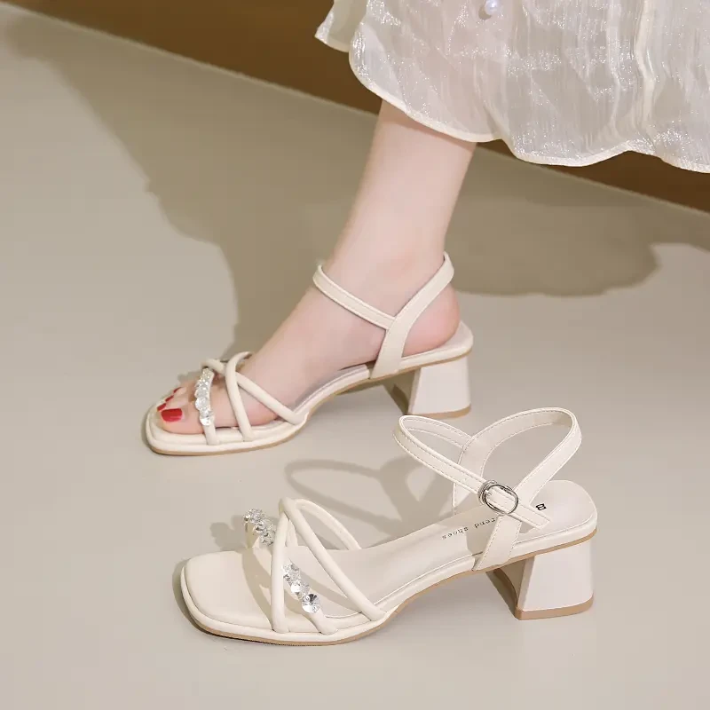 法式露趾水钻凉鞋粗跟2025夏季新款外穿方头一字扣配裙子高跟鞋女