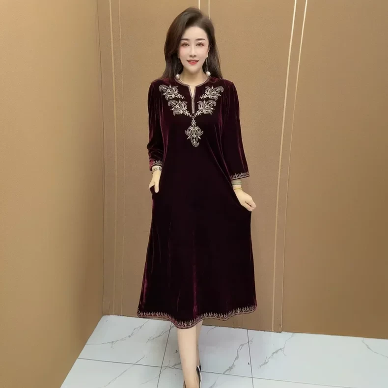 气质妈妈秋装绣花圆领连衣裙丝绒宽松大码遮肚子过膝长裙