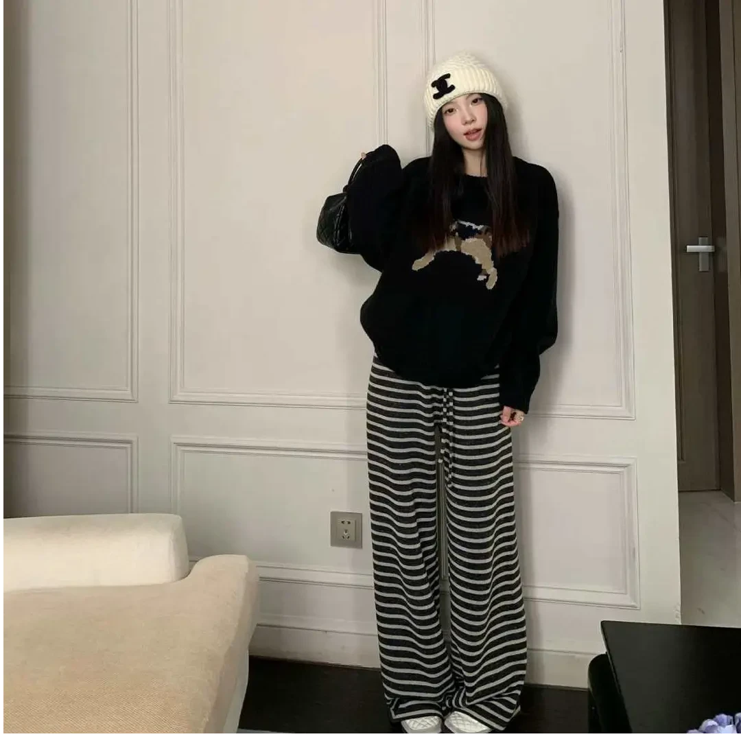 秋冬2025新款高级感印花圆领毛衣时尚条纹休闲裤痞帅炸街风女装