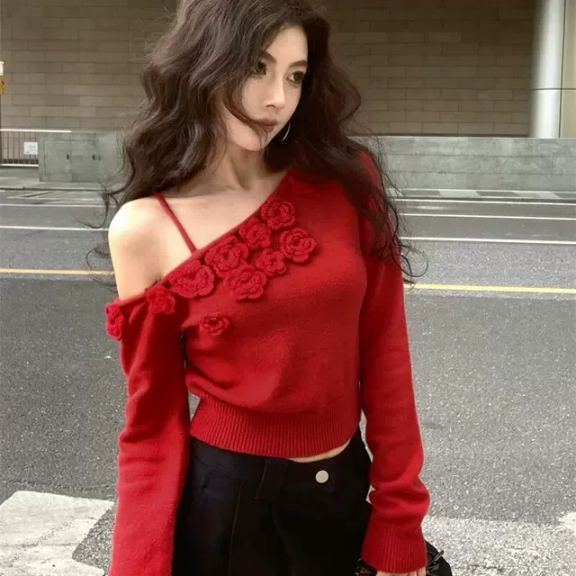 秋季穿搭斜肩花朵露肩毛衣女秋冬纯欲辣妹一字肩上衣高级感针织打