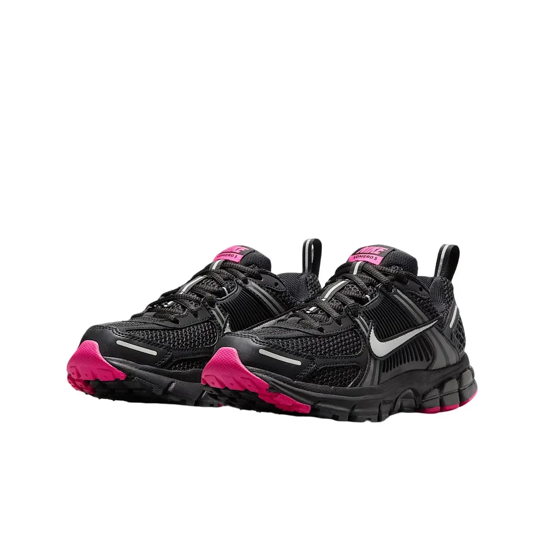 NIKE/耐克女鞋VOMERO 5 (GS)大童黑玫红透气运动跑步鞋HF6998-005