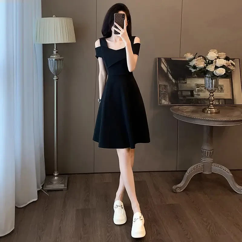 赫本风连衣裙女夏季2025新款高级感小个子收腰显瘦露肩吊带小黑裙