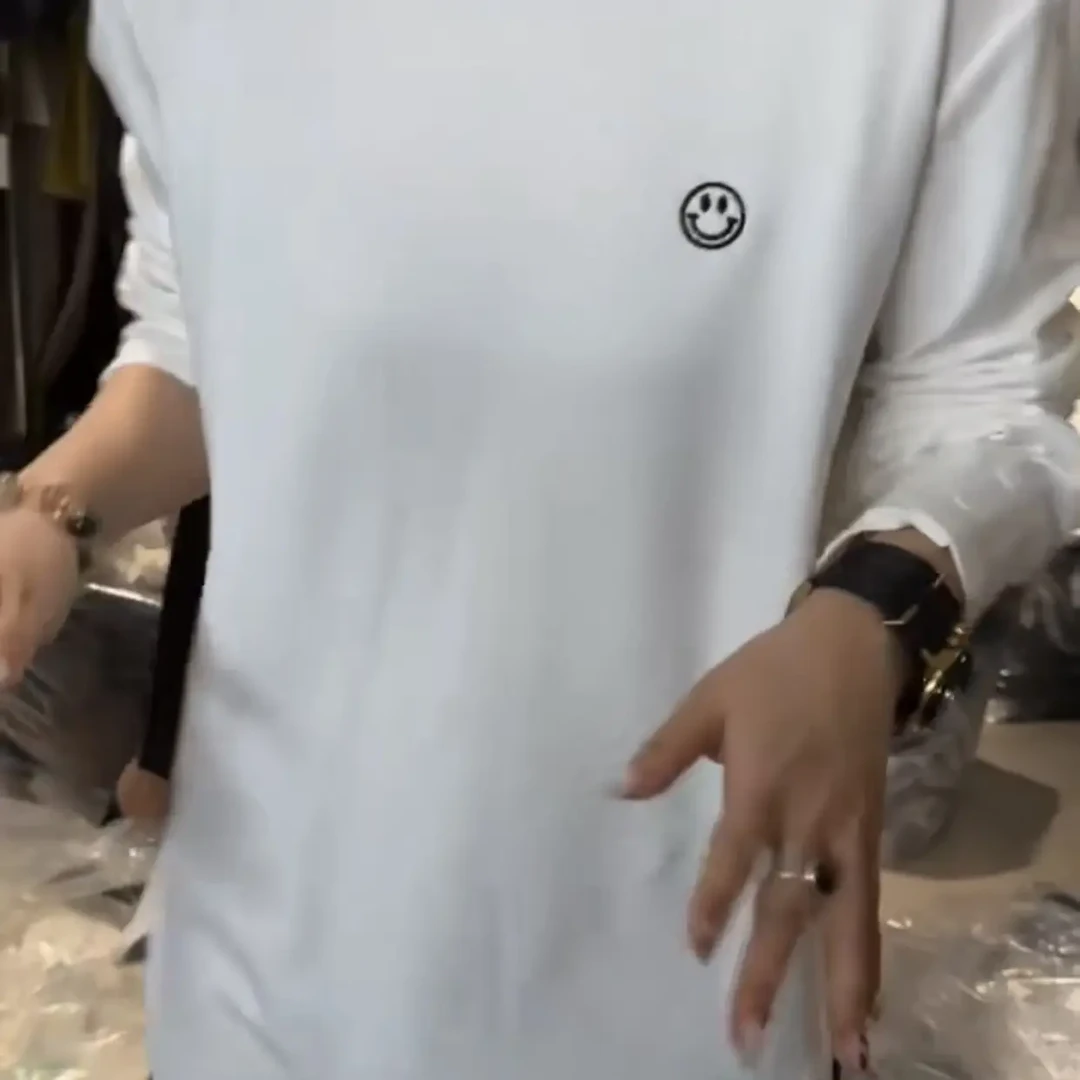 《好心情打底》新款99390磨毛笑脸圆领长袖T恤女装宽松百搭设计感