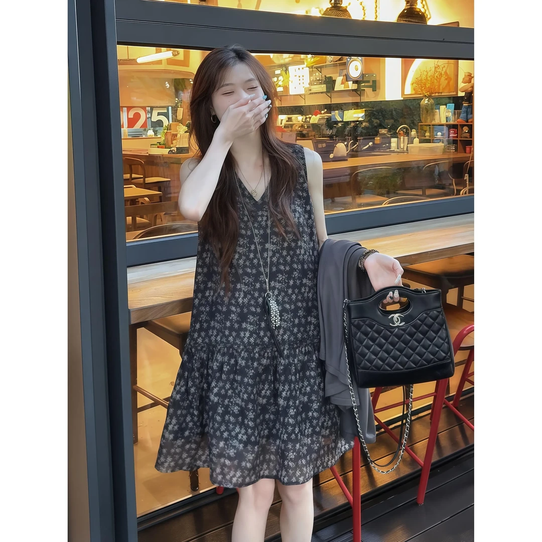 法式复古碎花V领无袖连衣裙女夏季新款海边度假风背心中长款裙子