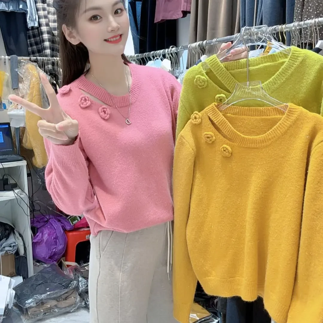 圆领立体花朵设计秋冬洋气减龄上衣