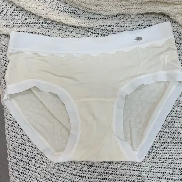 女士中腰薄款透气柔软三角内裤简约设计桑蚕丝抑菌底裆