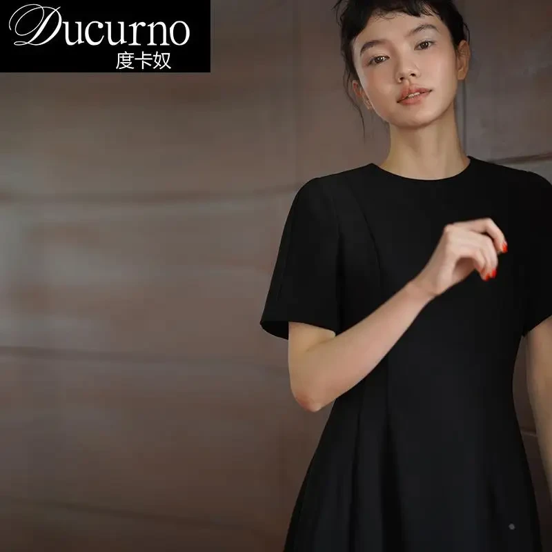 2026夏季简约连衣裙显瘦收腰气质法式裙子通勤修身赫本风小黑裙女