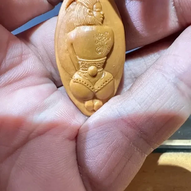 精美橄榄核兔女郎雕刻