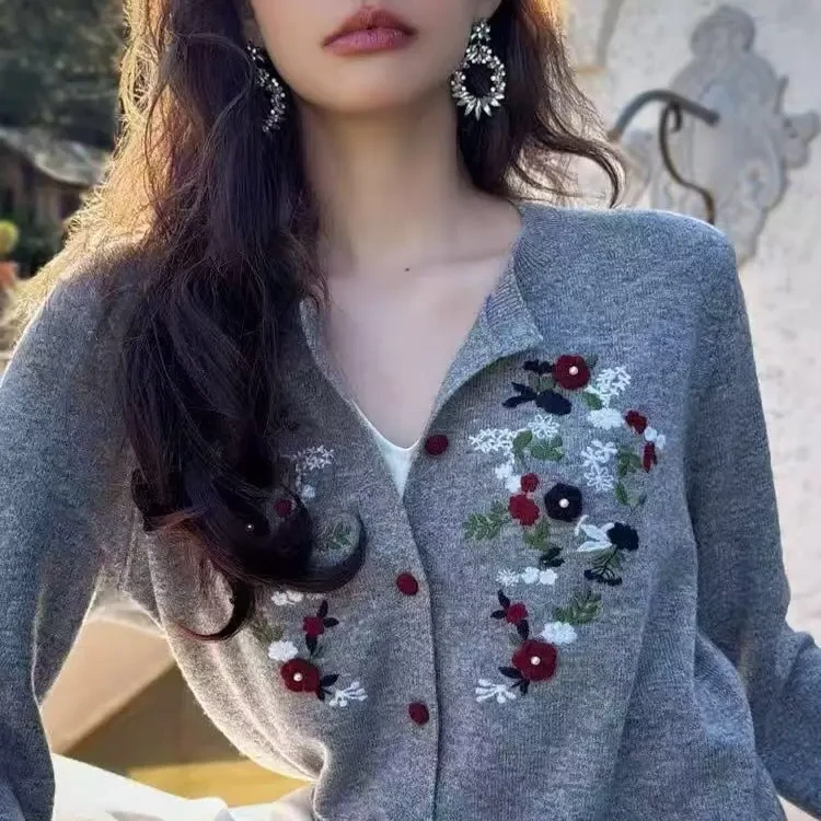 宽松型厚款薄款刺绣针织女衫重工白色印花绣花