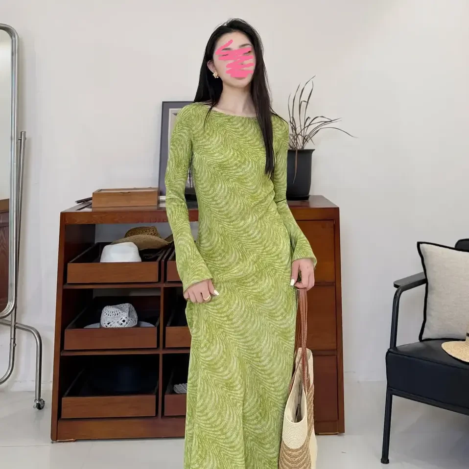 2025夏季新款绿色印花圆领长袖修身连衣裙女气质超显瘦好看长裙