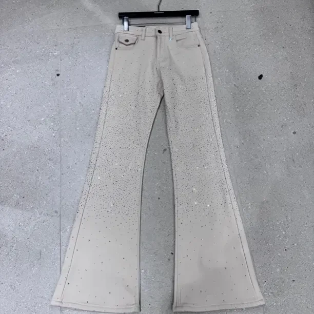 时髦烫钻牛仔微喇裤