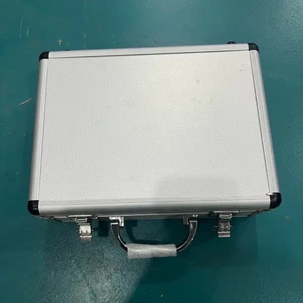 库存铝合金工具箱瑕疵工具箱处理（小号）