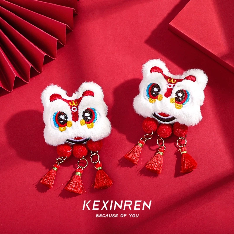 合金胸针 毛绒醒狮公仔流苏胸针国潮新年可爱玩偶中国风礼物别针