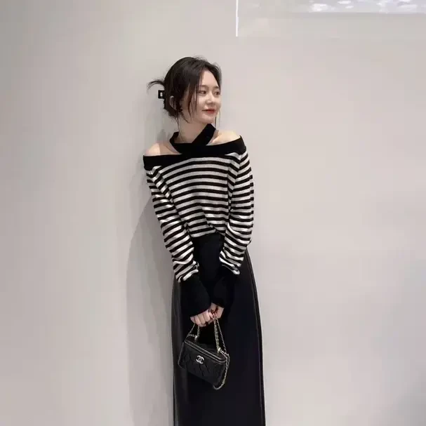秋季2025新款网红洋气炸街女装韩系时尚一字肩挂脖条纹针织衫上衣