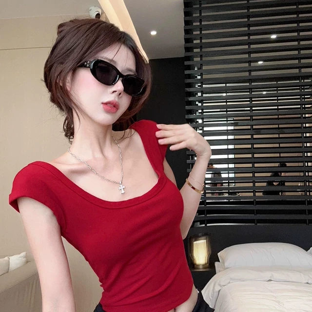 带胸垫纯欲甜辣妹性感露背短款上衣女秋季小飞袖枣红色设计感小众