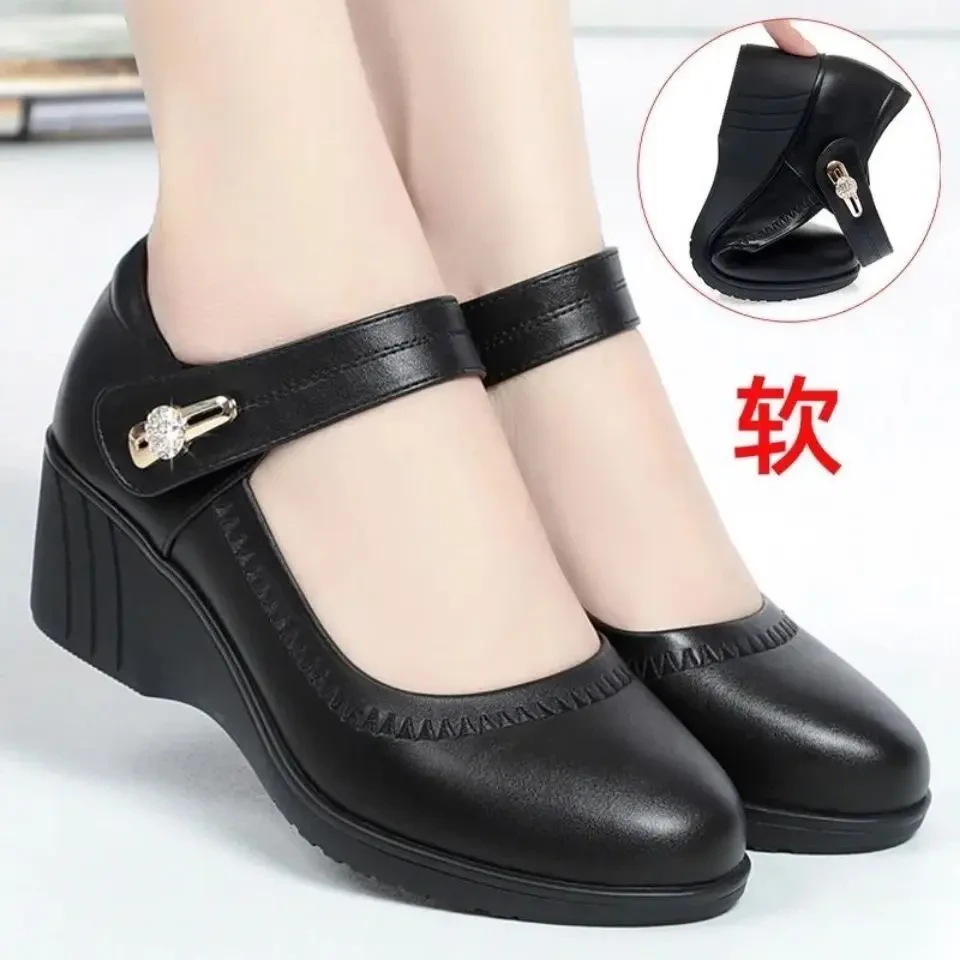 2025年新款软皮女鞋坡跟单鞋软底一字带妈妈鞋舒适中老年女款皮鞋