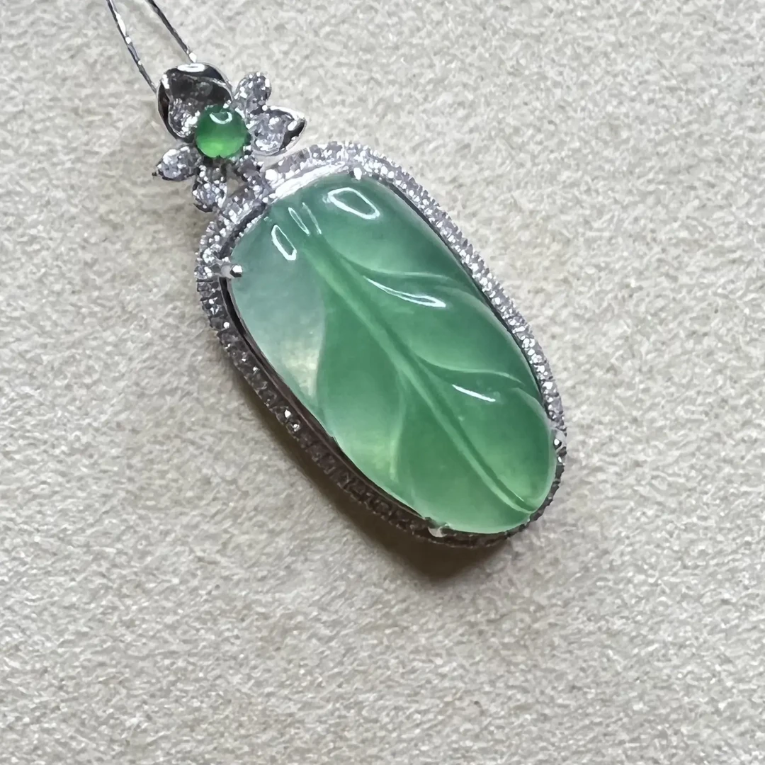 18K金镶嵌天然翡翠叶子吊坠女款气质款