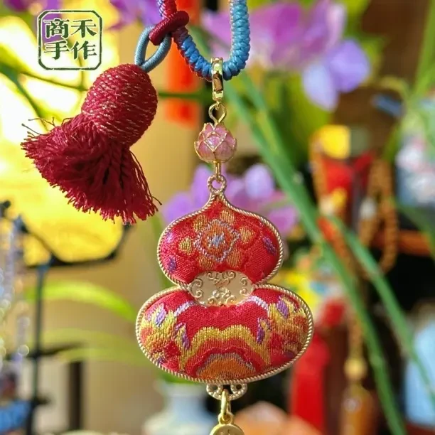 宋锦红色宝相纹葫芦包挂，中秋、新年节日优惠款，寓意圆满、富贵