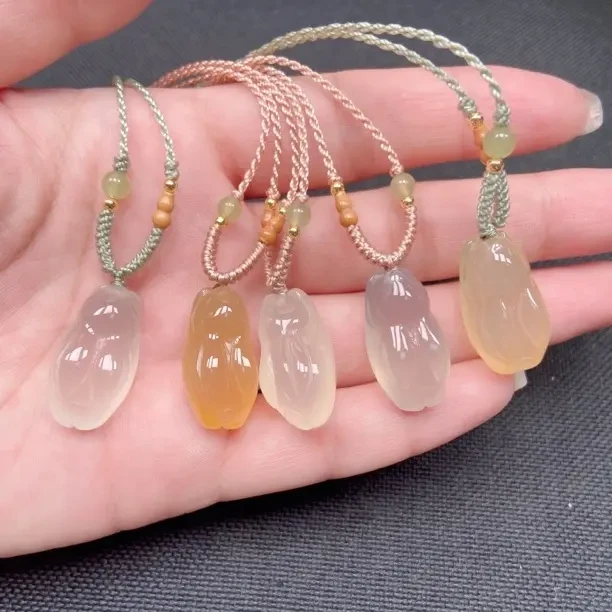 天然玛瑙玉髓立体小兔子吊坠挂件（颜色不一随机发）选色联系客服