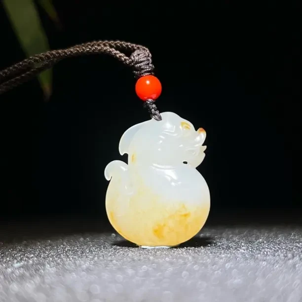 和田玉洒金皮龙鱼吊坠